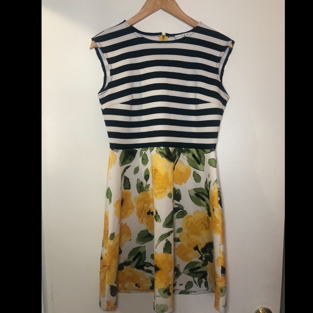 🌟HOST PICK🌟Cute Floral & Striped Dress 💛